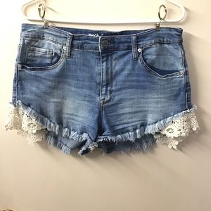 🌻Mossimo High Rise Jean Shorts w/lace detailing🌻